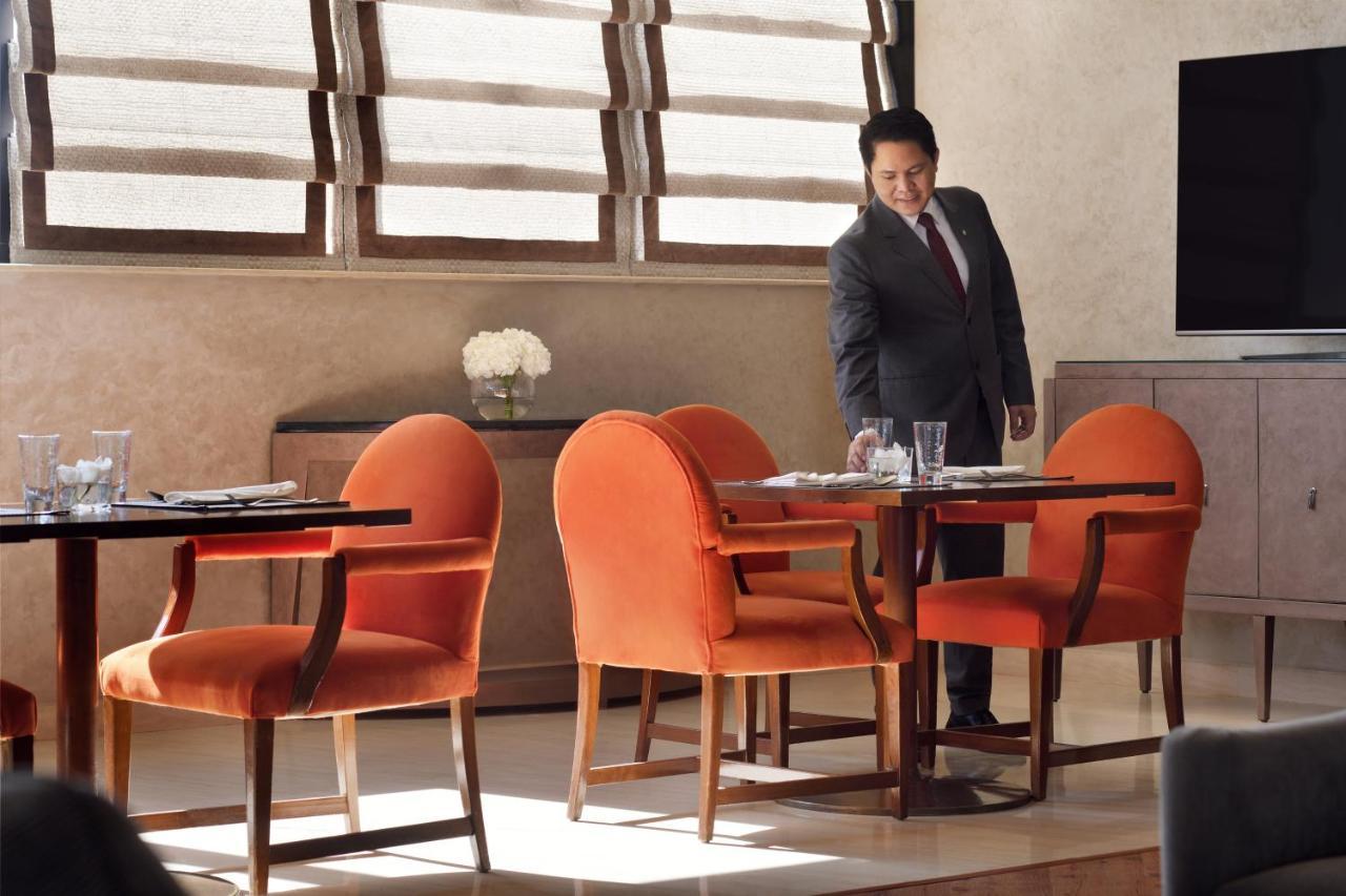 インターコンチネンタル リヤド リヤード エクステリア 写真 A butler at the Four Seasons Hotel in Cairo