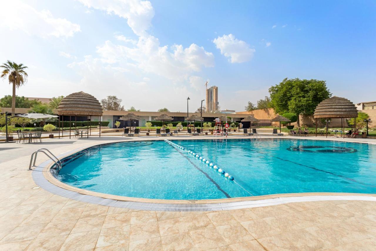 インターコンチネンタル リヤド リヤード エクステリア 写真 Swimming pool at the club
