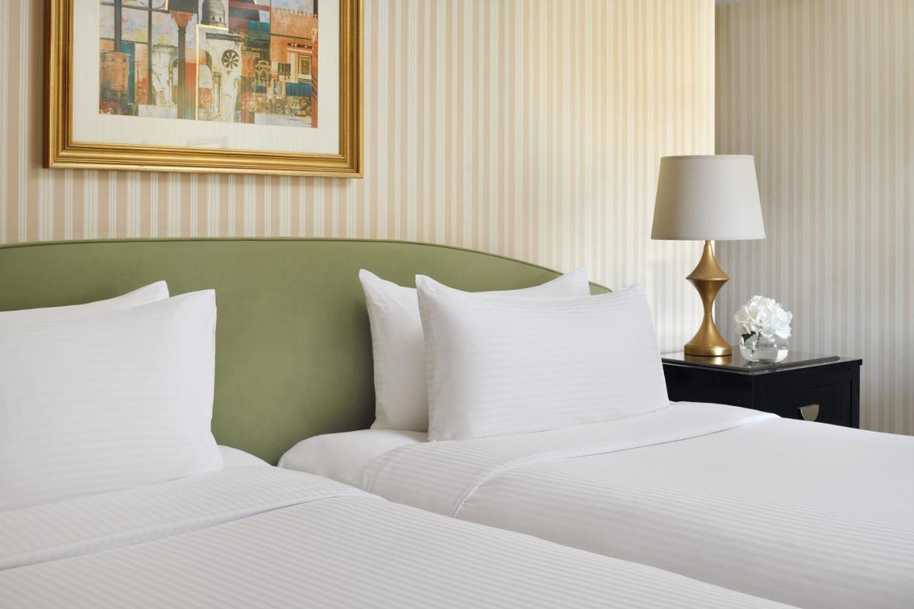 インターコンチネンタル リヤド リヤード エクステリア 写真 A bed with white sheets