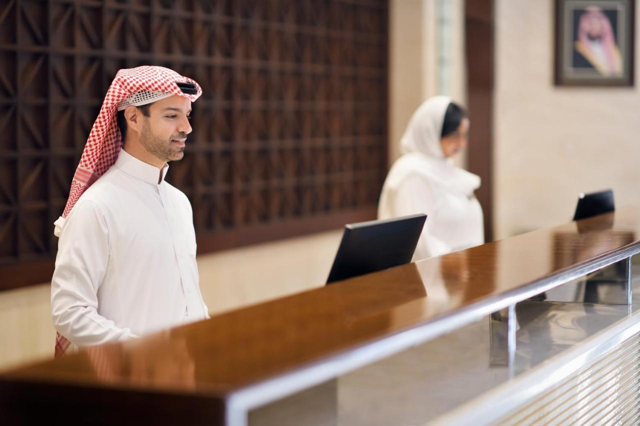 インターコンチネンタル リヤド リヤード エクステリア 写真 Arab men in traditional dress