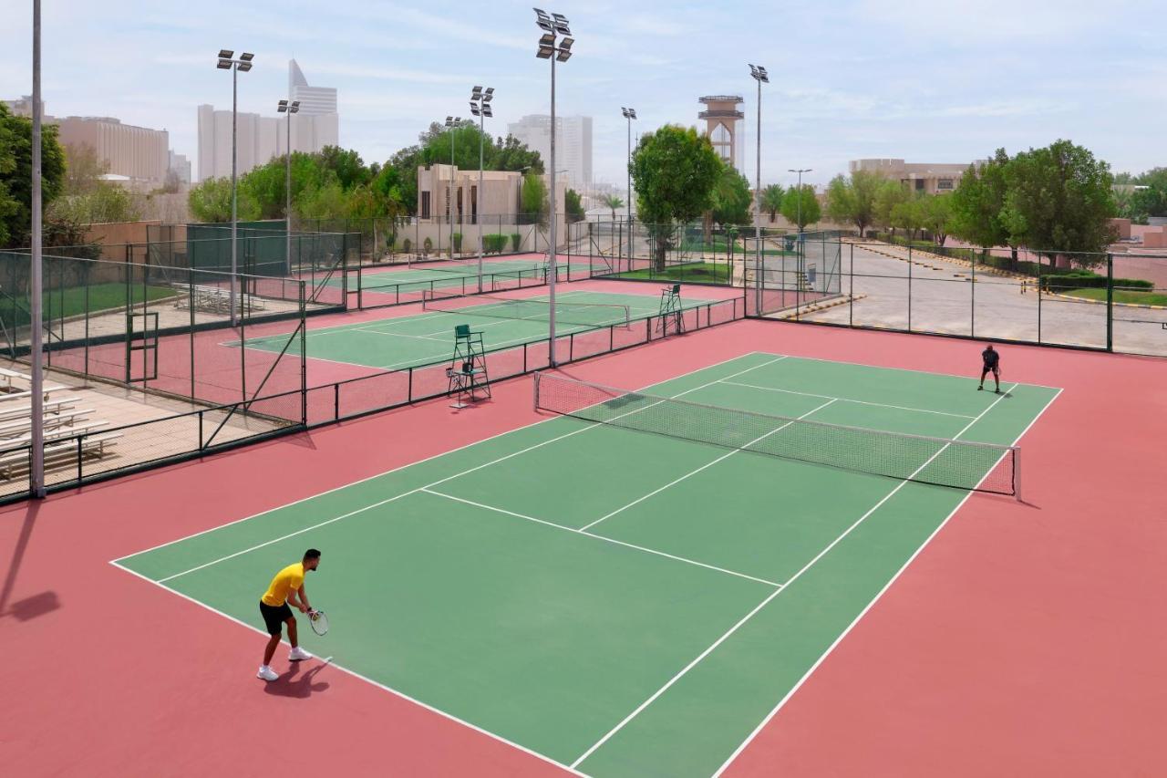 インターコンチネンタル リヤド リヤード エクステリア 写真 Tennis courts at the Arizona State University Tennis and Swim Center