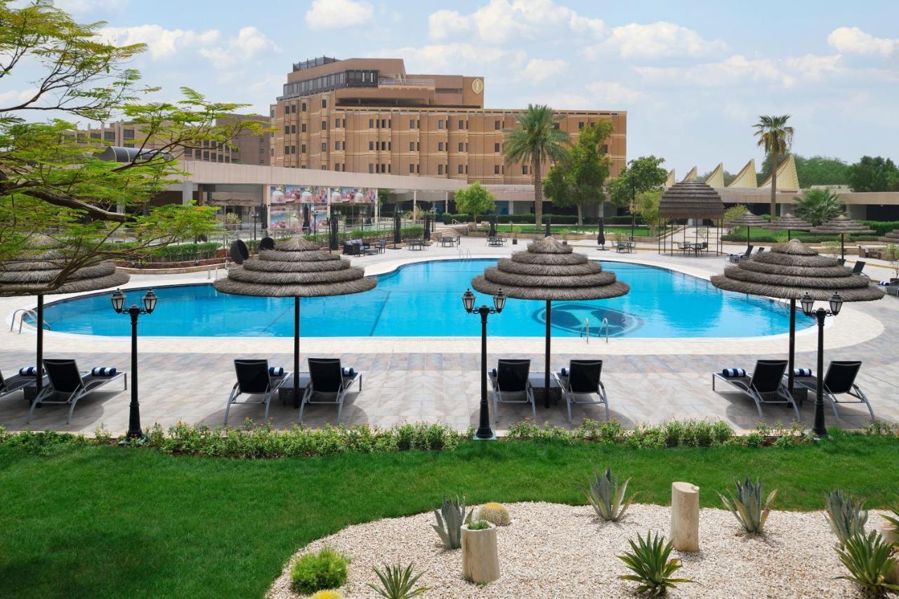 インターコンチネンタル リヤド リヤード エクステリア 写真 The pool at the hotel