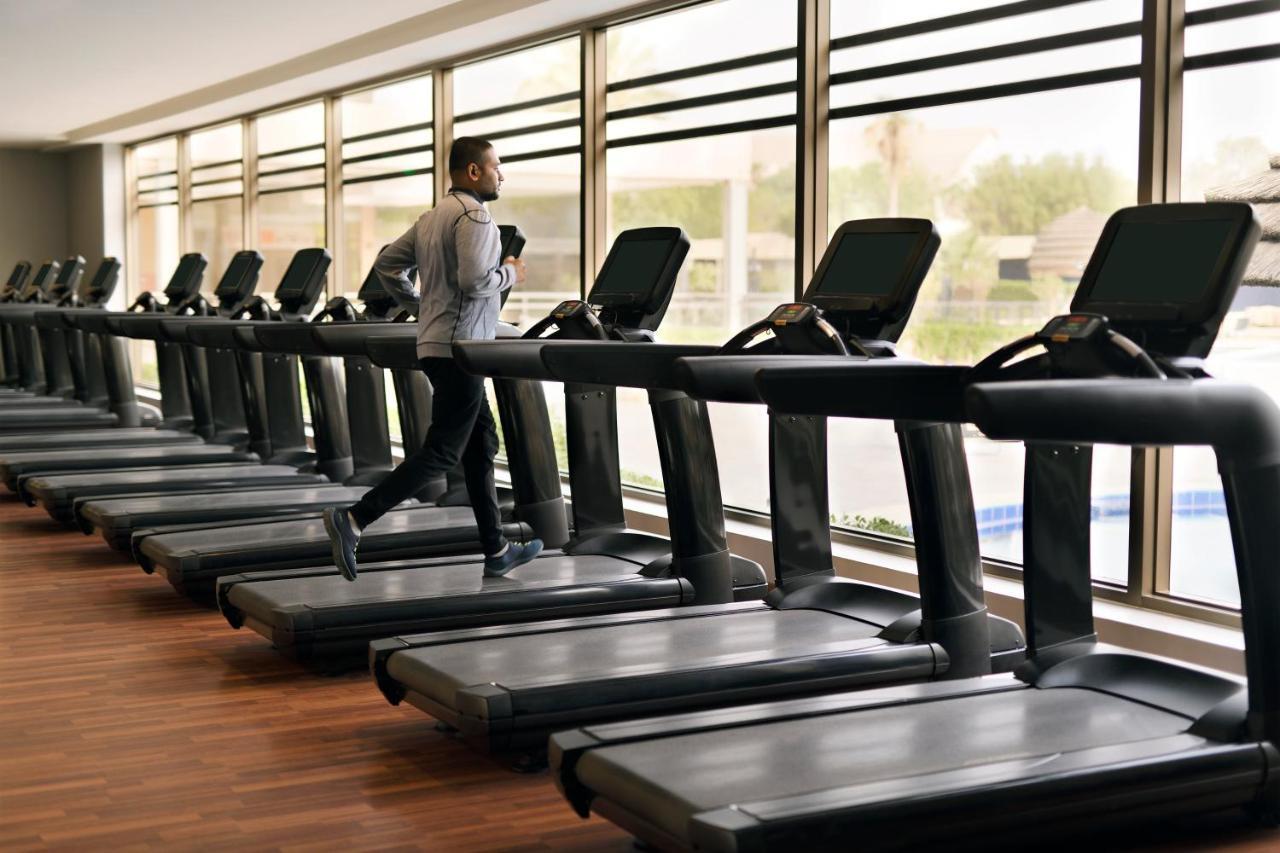 インターコンチネンタル リヤド リヤード エクステリア 写真 A row of treadmills