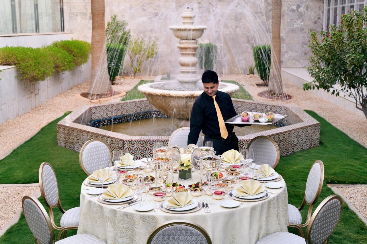 インターコンチネンタル リヤド リヤード エクステリア 写真 A butler at the Four Seasons Hotel in Cairo, Egypt