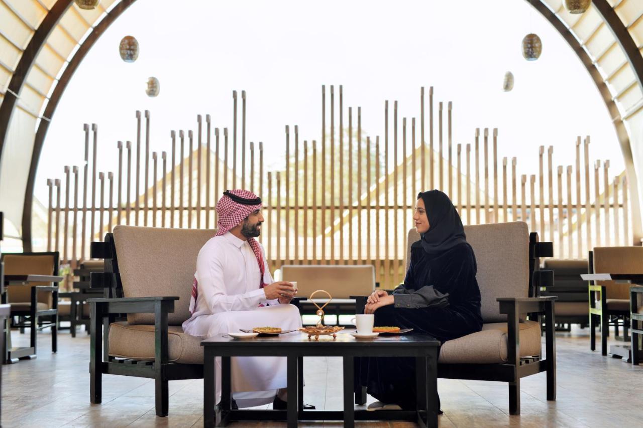 インターコンチネンタル リヤド リヤード エクステリア 写真 A Saudi Arabian man and woman in traditional dress