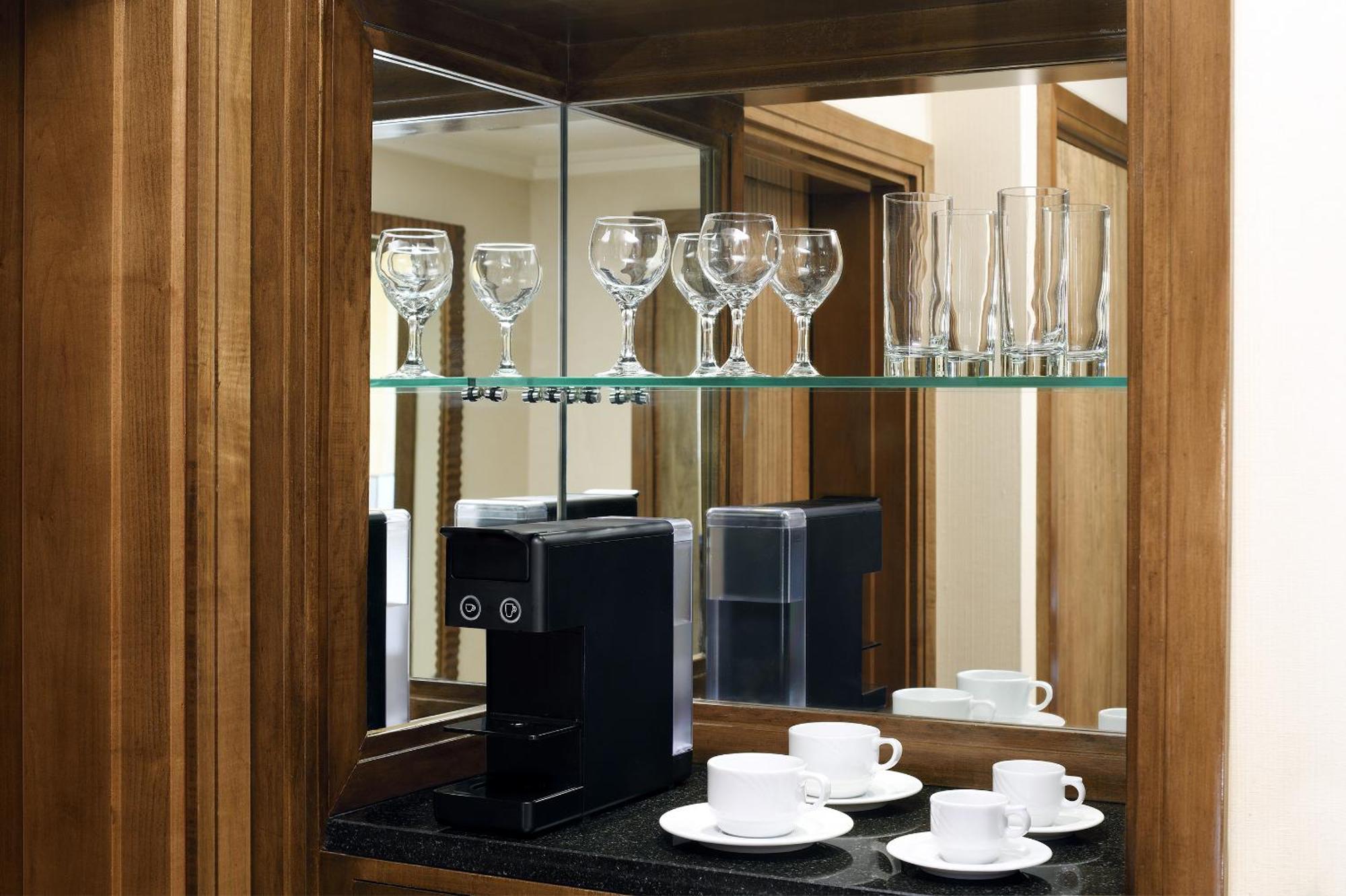インターコンチネンタル リヤド リヤード エクステリア 写真 A Nespresso machine in a hotel room